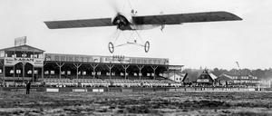 Ein Flugzeug hebt im Jahr 1910 auf dem Flugplatz Johannisthal ab.