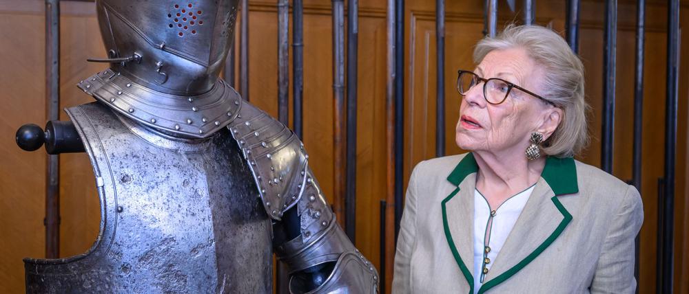 Insgesamt 109 Kunstwerke und Erinnerungsstücke wurden zurückgegeben, darunter auch eine Rüstung.