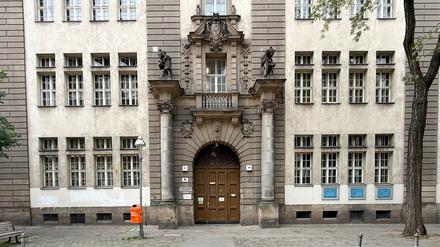Blick auf den Eingang der Carl-Bolle-Grundschule in Berlin-Moabit.
