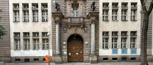 Blick auf den Eingang der Carl-Bolle-Grundschule in Berlin-Moabit.