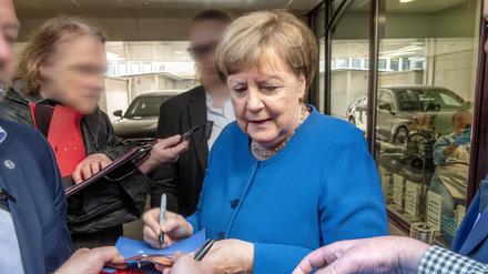 Angela Merkel, Ex-Bundeskanzlerin, gibt wartenden Fans Autogramme, nach ihrer Lesung bei Hugendubel, München, 12. Mai 2025.