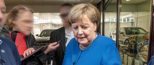 Angela Merkel, Ex-Bundeskanzlerin, gibt wartenden Fans Autogramme, nach ihrer Lesung bei Hugendubel, München, 12. Mai 2025.