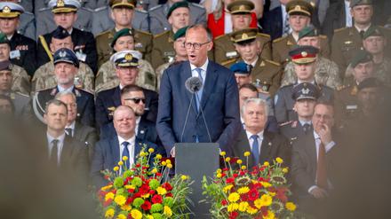„Freiheit ist nicht umsonst“: Bundeskanzler Friedrich Merz (CDU) spricht  beim Aufstellungsappell der Panzerbrigade 45.