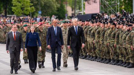 „Wer einen Verbündeten bedroht, muss wissen, dass das 
gesamte Bündnis gemeinsam jeden Zentimeter des Nato-Territoriums verteidigen wird“, sagte Merz bei der Aufstellung der Panzerbrigade.