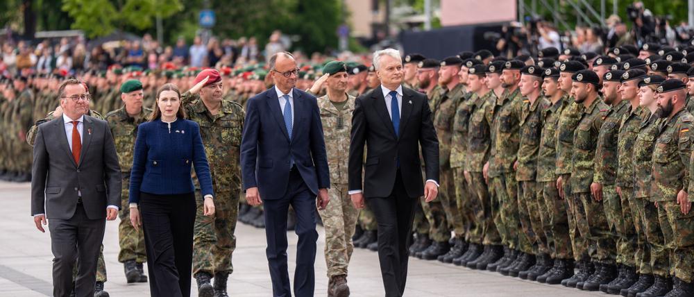 „Wer einen Verbündeten bedroht, muss wissen, dass das 
gesamte Bündnis gemeinsam jeden Zentimeter des Nato-Territoriums verteidigen wird“, sagte Merz bei der Aufstellung der Panzerbrigade.