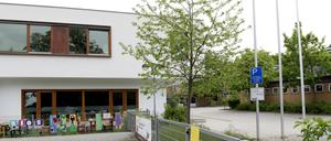 Grundschule am Weinmeisterhorn *** NUR F?R REDAKTIONELLE ZWECKE *** EDITORIAL USE ONLY ***<p>Ein Schild h?ngt am Eingang der Grundschule am Weinmeisterhorn, fotografiert am 18.Mai 2020 in Berlin. Deutschland Berlin Berlin Copyright: MaurizioxGambarini *** Primary school on Weinmeisterhorn *** ONLY FOR EDITORIAL PURPOSE *** EDITORIAL USE ONLY *** P a Shield Hangs on Entrance the Primary school on wine master horn, photographed on 18 May 2020 in Berlin Germany Berlin Berlin Copyright Mauriziox Gambarini Copyright: MaurizioxGambarini doc7aml96v8ydt16rbgith0 EDITORIAL USE ONLY