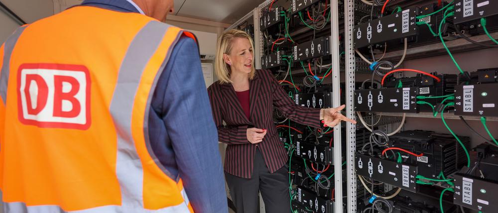 Laut Katrin Habenschaden, Nachhaltigkeitschefin der Deutschen Bahn, kann mit Solaranlagen und Batteriespeichern rund ein Viertel des Strombedarfs im Leipziger Werk gedeckt werden.