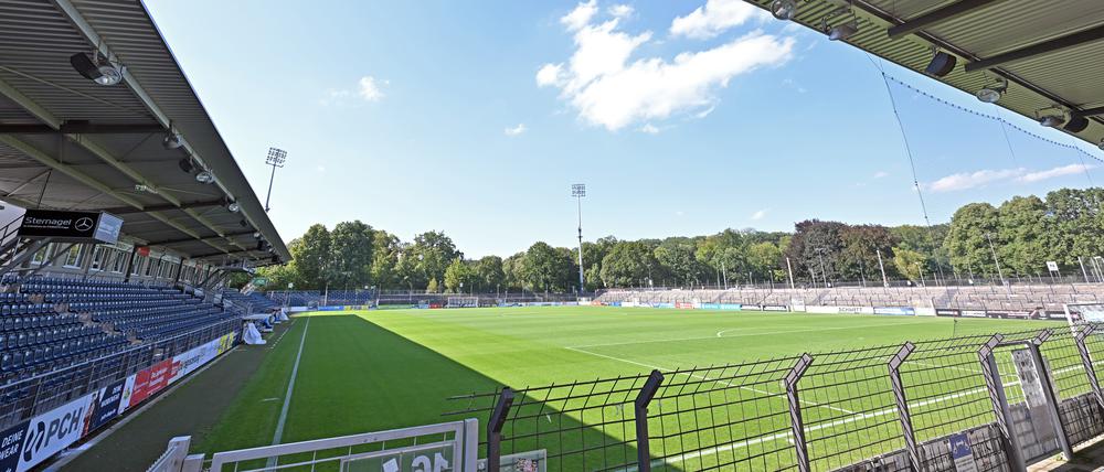 Ein Blick ins Karl-Liebknecht-Stadion bei sonnigem Wetter.