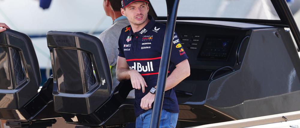 Max Verstappen kam per Boot im Fahrerlager von Monaco an.