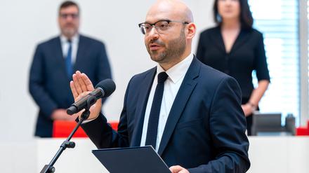 „So wahr mir Gott helfe“ - der neue Innenminister René Wilke (parteilos) verwendete bei seiner Vereidigung im Landtag auch die Gottesformel.