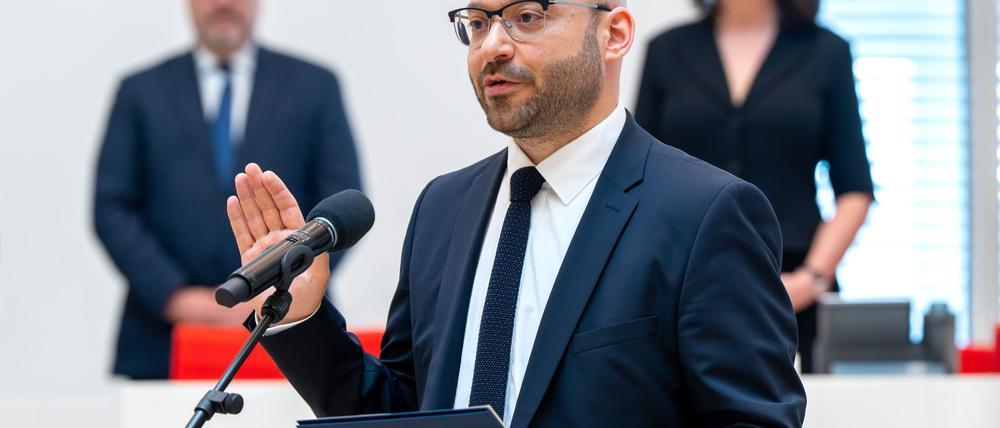 „So wahr mir Gott helfe“ - der neue Innenminister René Wilke (parteilos) verwendete bei seiner Vereidigung im Landtag auch die Gottesformel. 