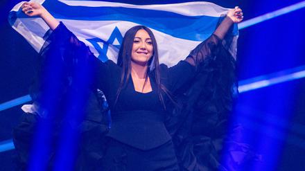 16.05.2025, Schweiz, Basel: Yuval Raphael aus Israel kommt mit der Landesfahne bei einer Probe für die Finalshow des 69. Eurovision Song Contest in der Arena St. Jakobshalle auf die Bühne.  