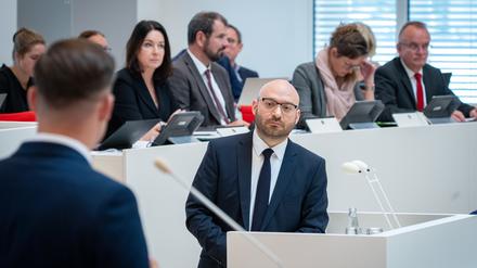 Brandenburgs neuer Innenminister René Wilke (parteilos) während der Landtagssitzung am Donnerstag.