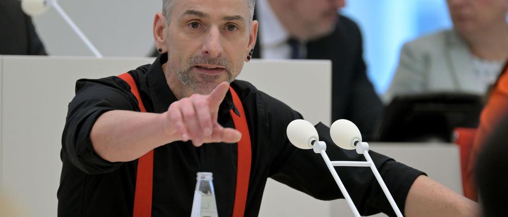 Im zweiten Wahlgang zog der SPD-Abgeordnete Uwe Adler in die Parlamentarische Kontrollkommission des Landtags ein. 