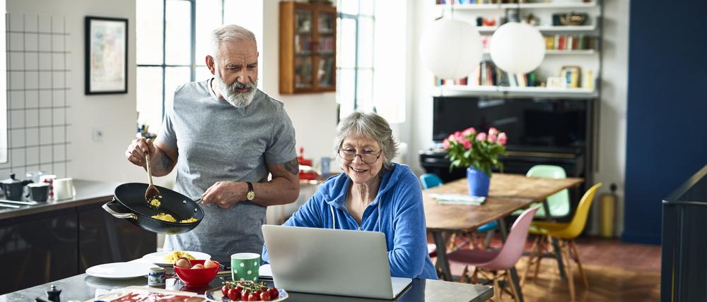 Seniorenpaar in den eigenen vier Wänden.