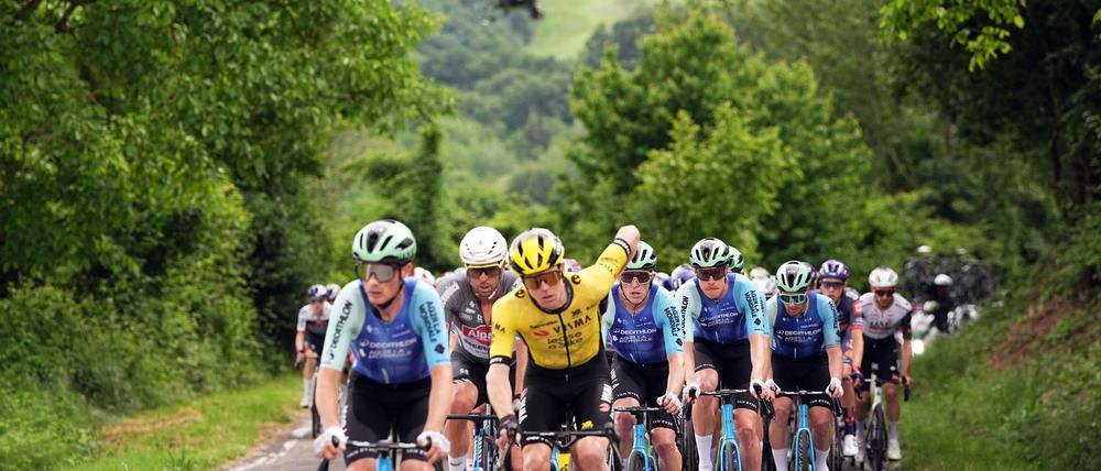  Die Fahrer beim 108. Giro d'Italia in Aktion.