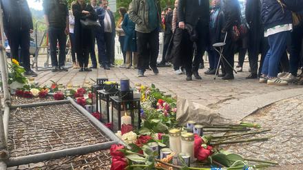 Vor der israelischen Botschaft in Berlin findet eine Trauerfeier statt.