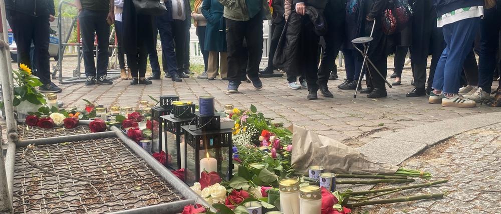 Vor der israelischen Botschaft in Berlin findet eine Trauerfeier statt.