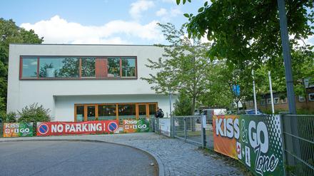 An einer Schule in Spandau wurde ein schwer verletzter Elfjähriger gefunden. 