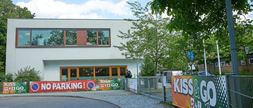 An einer Schule in Spandau wurde ein schwer verletzter Elfjähriger gefunden. 