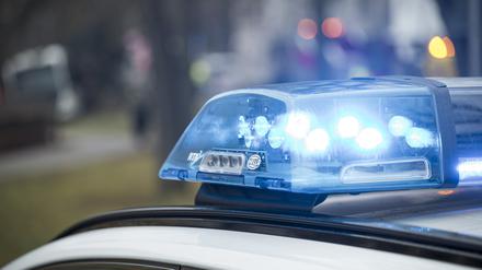 Blaulicht auf einem Einsatzfahrzeug der Polizei. 