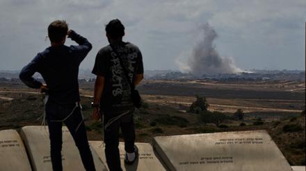 22.05.2025, Israel, Sderot: Menschen sehen Rauch, der nach einer Explosion im Gazastreifen in den Himmel steigt. 