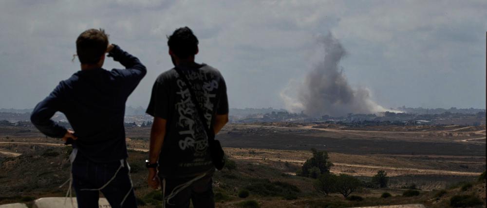22.05.2025, Israel, Sderot: Menschen sehen Rauch, der nach einer Explosion im Gazastreifen in den Himmel steigt. 