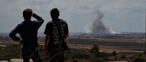 22.05.2025, Israel, Sderot: Menschen sehen Rauch, der nach einer Explosion im Gazastreifen in den Himmel steigt. 