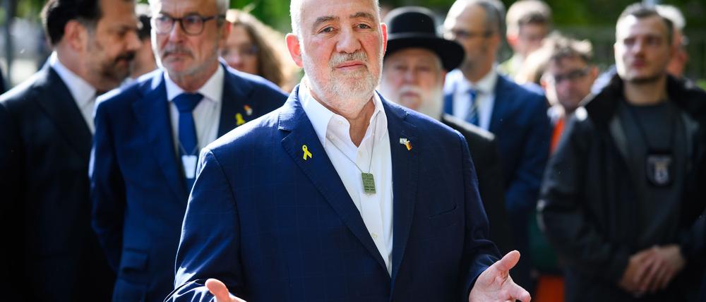 Israels Botschafter in Deutschland, Ron Prosor, verurteilte die Schüsse in Washington als Resultat der Dämonisierung Israels.