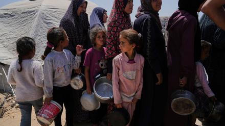 Erstmals seit Aufhebung der israelischen Blockade erreichen Hilfslieferungen einige Palästinenser im Gazastreifen. 