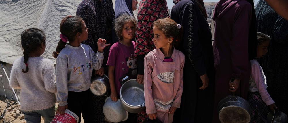 Erstmals seit Aufhebung der israelischen Blockade erreichen Hilfslieferungen einige Palästinenser im Gazastreifen.