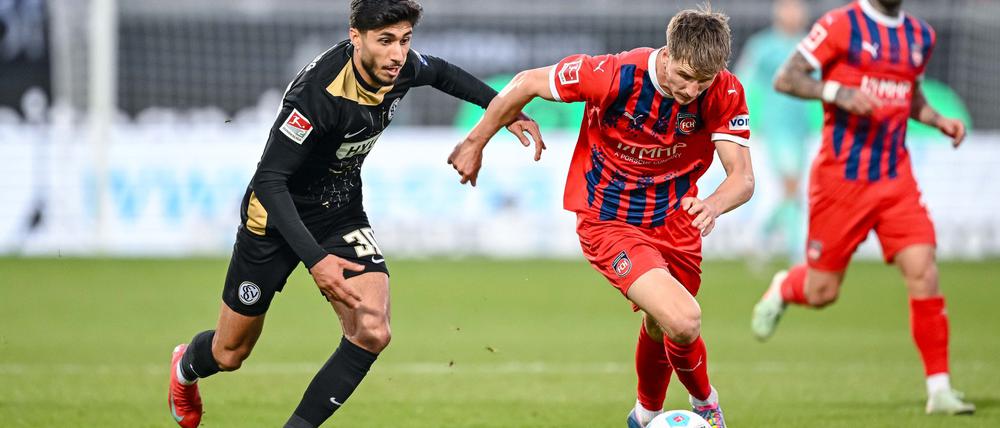 Elversbergs Muhammed Damar (l.) im Duell mit Heidenheims Jan Schöppner.