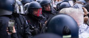 Ein Polizist hat bei einer Palästina-Demo am Nakba-Tag rote Farbe auf dem Visier.