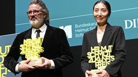 Olafur Eliasson und Hwanhee Hwang stehen mit dem Helmut-Schmidt-Zukunftspreis auf der Bühne im Hamburger Thalia Theater.