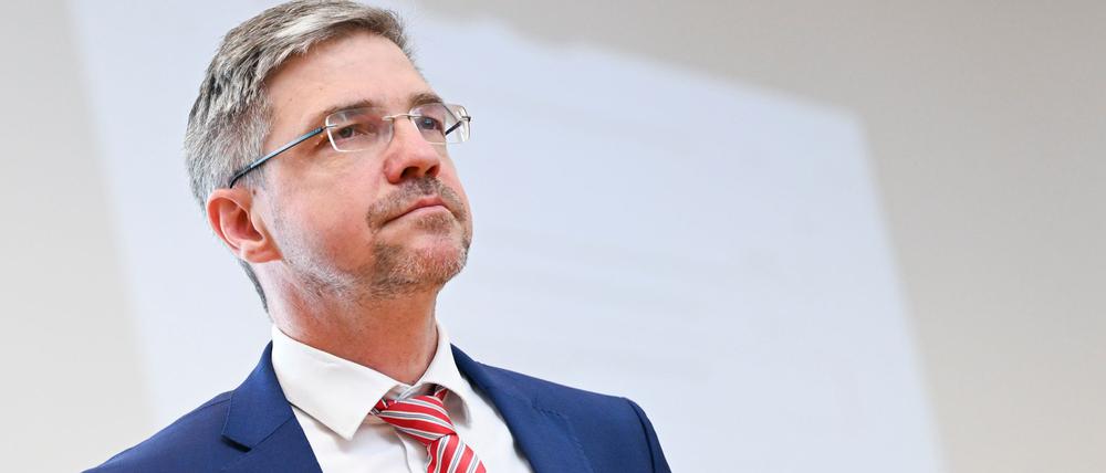 Am 25. Mai geht es für Potsdams Oberbürgermeister Mike Schubert (SPD) um sein Amt - die Bürger können für oder gegen seine Abwahl stimmen. (Archivbild)