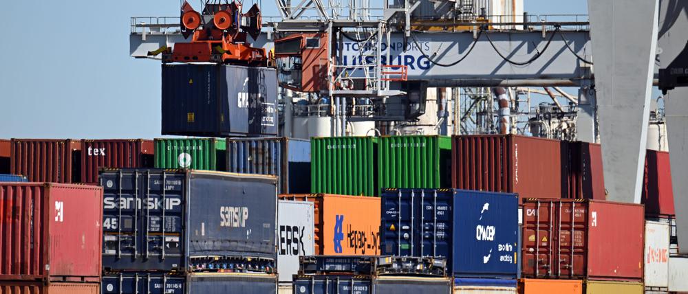 Bei einem „Zollkrieg“ würde es laut Studie die größten Produktionsrückgänge in den Sektoren mit der größten Exportabhängigkeit von den USA geben.