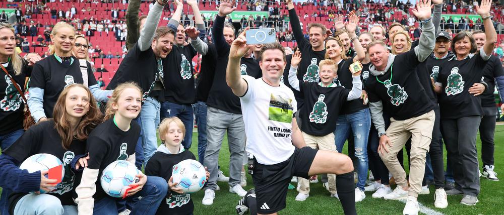 Felix Brych (m) erlebte einen emotionalen Abschied aus der Fußball-Bundesliga.