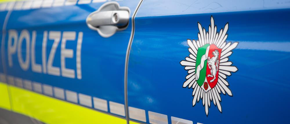 Blick auf ein Einsatzfahrzeug mit dem Emblem der Polizei NRW (Symbolbild).