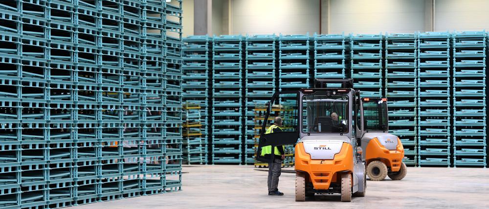 Arbeiten in einer Logistikhalle von Daimler Truck in Halberstadt (Symbolbild).