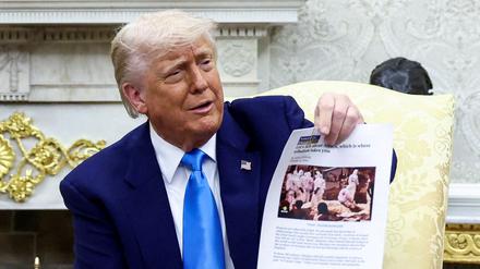 US-Präsident Donald Trump zeigt ein Foto, das angeblich einen Massenmord an Weißen in Südafrika beweist.