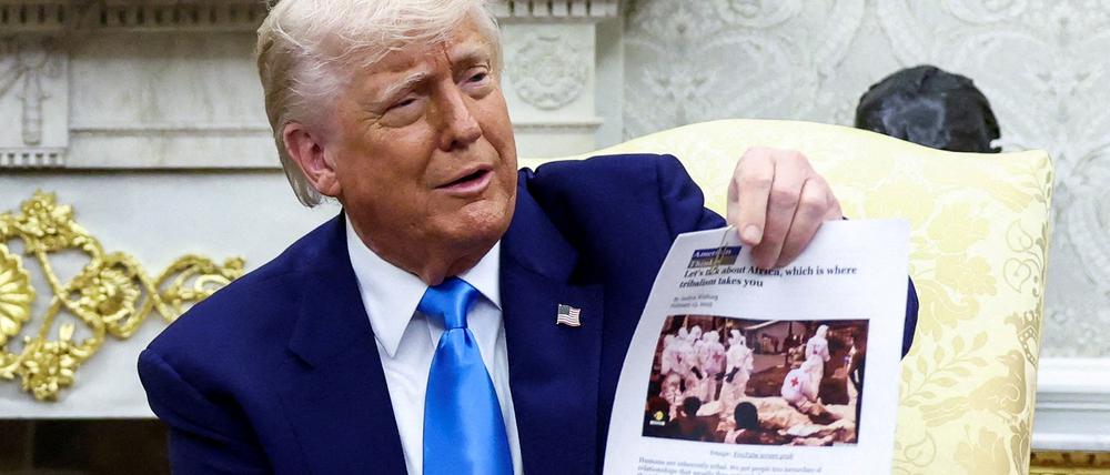 US-Präsident Donald Trump zeigt ein Foto, das angeblich einen Massenmord an Weißen in Südafrika beweist.