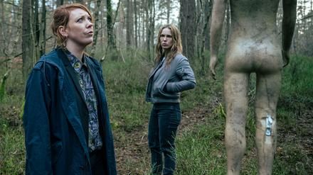  Wer treibt hier sein Unwesen? Melly (Lina Beckmann, l.) und Katrin (Anneke Kim Sarnau) finden zerschossene Schaufensterpuppen im Wald.