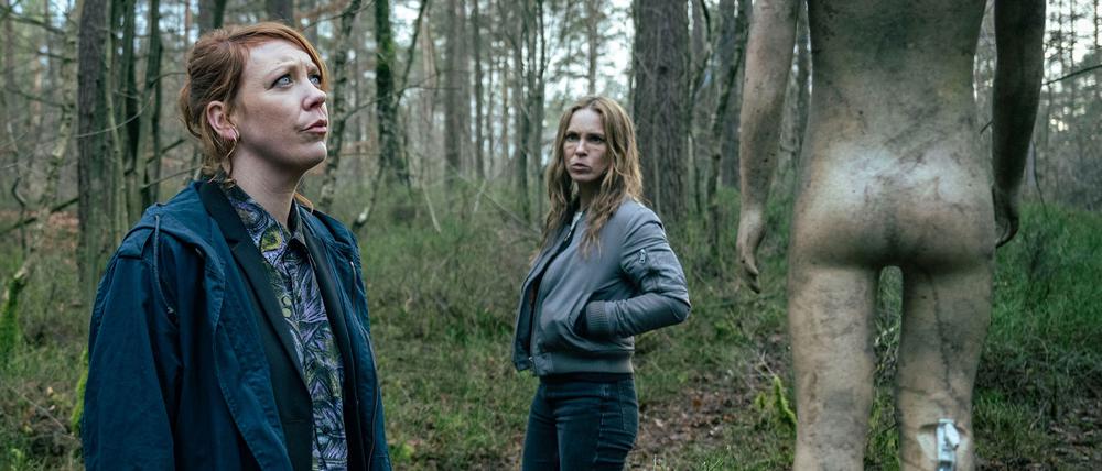 Wer treibt hier sein Unwesen? Melly (Lina Beckmann, l.) und Katrin (Anneke Kim Sarnau) finden zerschossene Schaufensterpuppen im Wald.