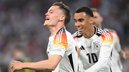 Deutschlands Florian Wirtz (l) jubelt nach einem Tor mit Jamal Musiala.