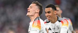 Deutschlands Florian Wirtz (l) jubelt nach einem Tor mit Jamal Musiala.