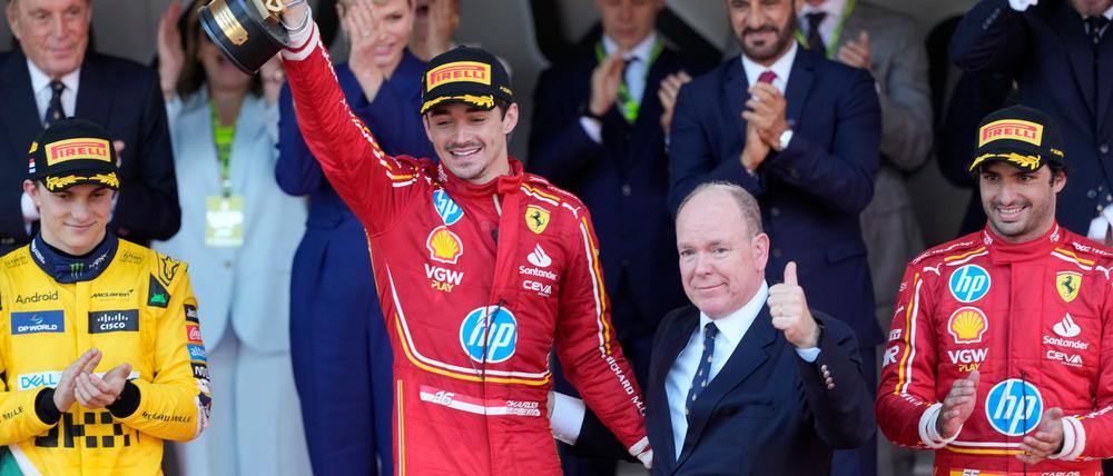 Da lief es noch: Charles Leclerc feiert seinen Heimsieg 2024 neben Fürst Albert II.
