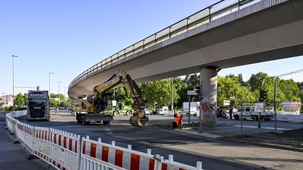 Die Brücke an der Wuhlheide im Ortsteil Oberschöneweide ist bis auf weiteres gesperrt. Wegen Schäden im Tragwerk ist auch der Verkehr einschließlich der Straßenbahnverbindungen unter der Brücke auf der Edisonstraße/Treskowallee untersagt.