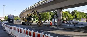 Die Brücke an der Wuhlheide im Ortsteil Oberschöneweide ist bis auf weiteres gesperrt. Wegen Schäden im Tragwerk ist auch der Verkehr einschließlich der Straßenbahnverbindungen unter der Brücke auf der Edisonstraße/Treskowallee untersagt.