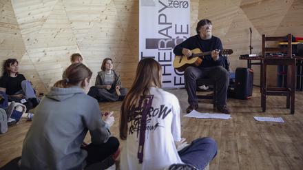 Ein Workshop der NGO Art Therapy Force mit ukrainischen Kindern. 