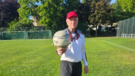 Jürgen Nest ganz in seinem Element: beim Faustball